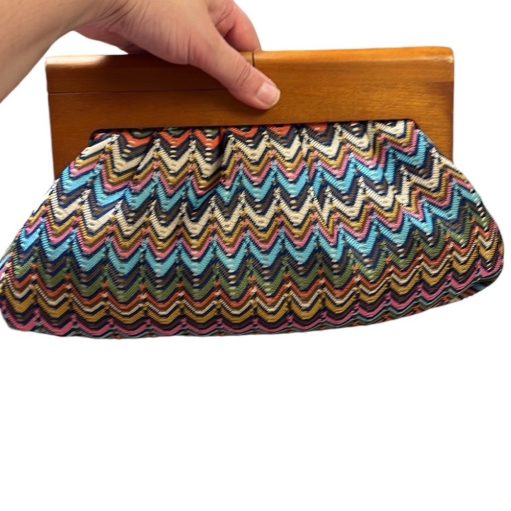 Nine West Multicolor Chevron Print Clutch Purse Wooden Closure Clasp bar…